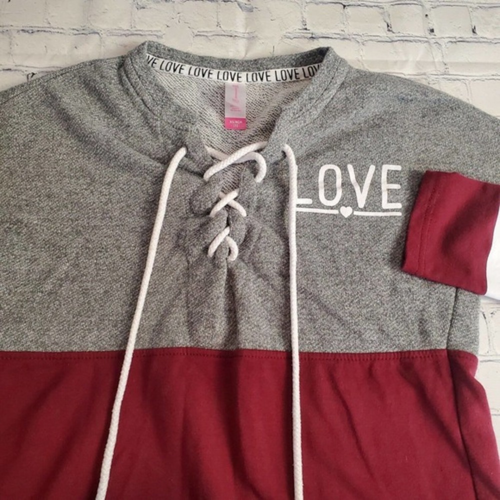 No Boundaries Womens Pullover Sweater XS Colorblock Gray Love Drawstring‎